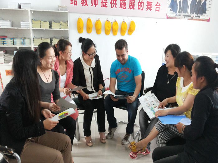 外教走进育才,课堂更加精彩 外教走进育才,课堂更加精彩