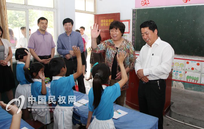 县委书记王仲田到我县部分学校看望儿童