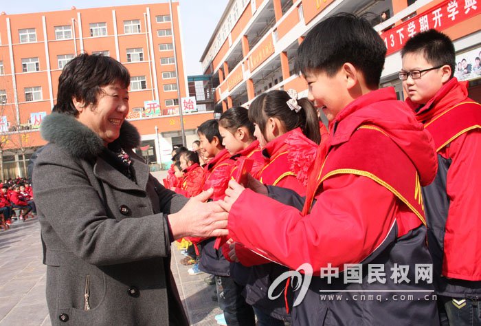 县育才双语小学召开2013年下学期开学典礼暨表彰大会