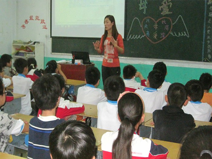 育才双语小学谁言寸草心报得三春晖感恩班会