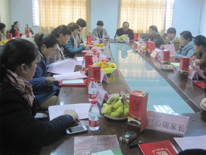 家校携手,共商学校发展大计 家校携手,共商学校发展大计
