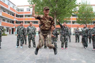 “挑战自我 熔炼团队”拓展训练