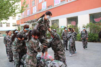 “挑战自我 熔炼团队”拓展训练