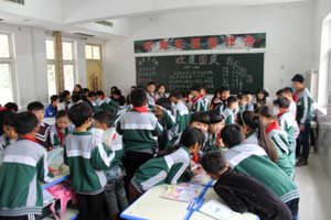 齐心协力共交流 听课评课促成长