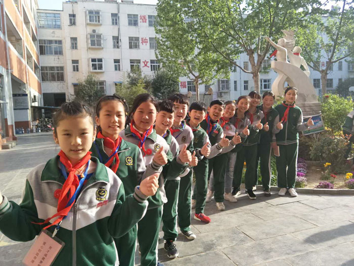 “小荷才露尖尖角”——育才双语小学“小记者社团”发展纪实 “小荷才露尖尖角”——育才双语小学“小记者社团”发展纪实