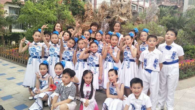 祝贺育才双语小学在经典诵读决赛中夺魁