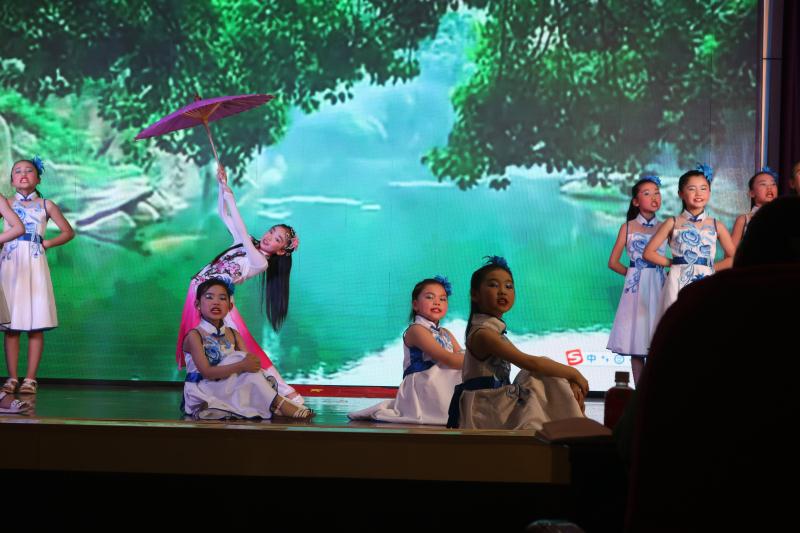 祝贺育才双语小学在经典诵读决赛中夺魁
