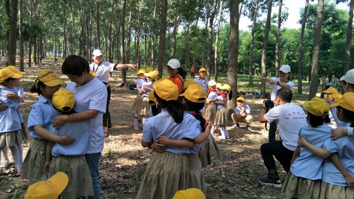 育才双语小学举行“放飞梦想 拥抱大自然”大型户外签约活动 育才双语小学举行“放飞梦想 拥抱大自然”大型户外签约活动