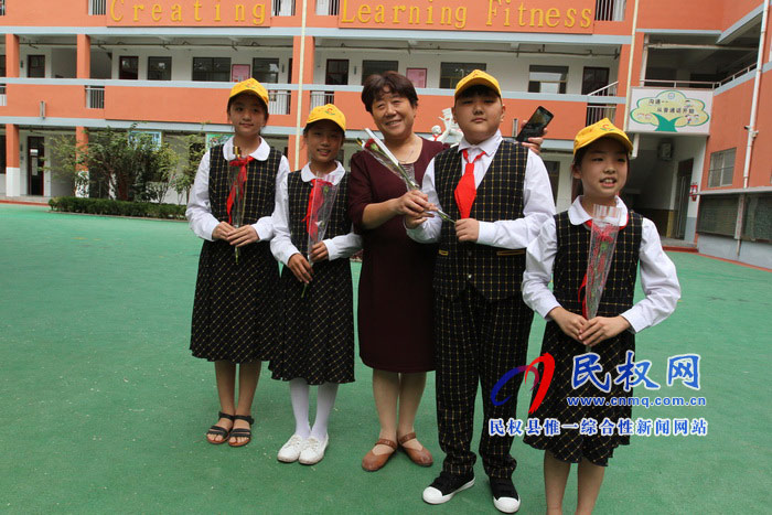 育才双语小学举行教师节庆典活动 育才双语小学举行教师节庆典活动