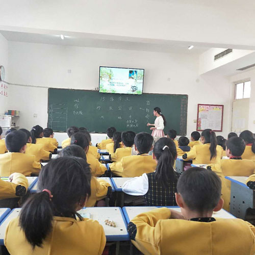课堂大舞台 各自展精彩--记育才双语小学高年级段语文组听评课活动 课堂大舞台 各自展精彩--记育才双语小学高年级段语文组听评课活动