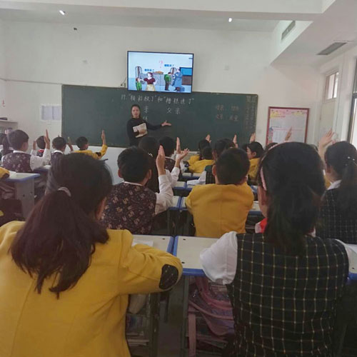 课堂大舞台 各自展精彩--记育才双语小学高年级段语文组听评课活动 课堂大舞台 各自展精彩--记育才双语小学高年级段语文组听评课活动