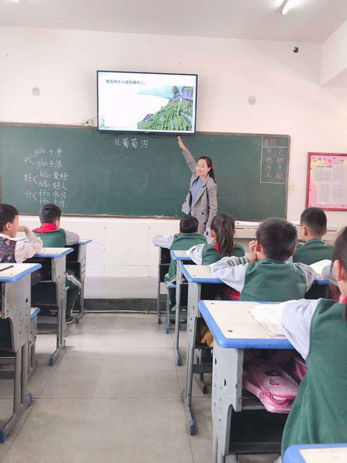 百舸争流 切磋成长共进步 —育才双语小学语文听评课(低年级组) 百舸争流 切磋成长共进步 —育才双语小学语文听评课(低年级组)
