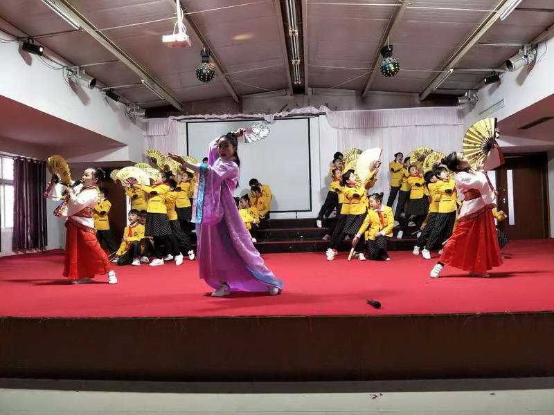 育才双语小学经典诵读比赛剪影 育才双语小学经典诵读比赛剪影