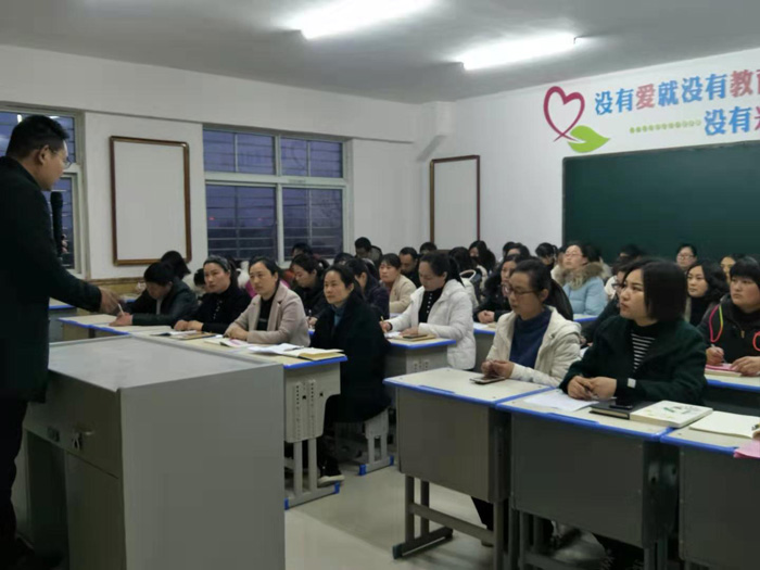 育才双语小学教师“繁星春水”读书交流会启动仪式 育才双语小学教师“繁星春水”读书交流会启动仪式