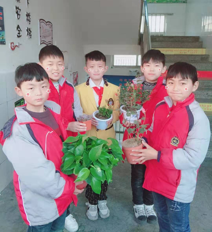 三月自有感恩情 雷锋精神驻育才--争做育才“小雷锋”报道 三月自有感恩情 雷锋精神驻育才--争做育才“小雷锋”报道
