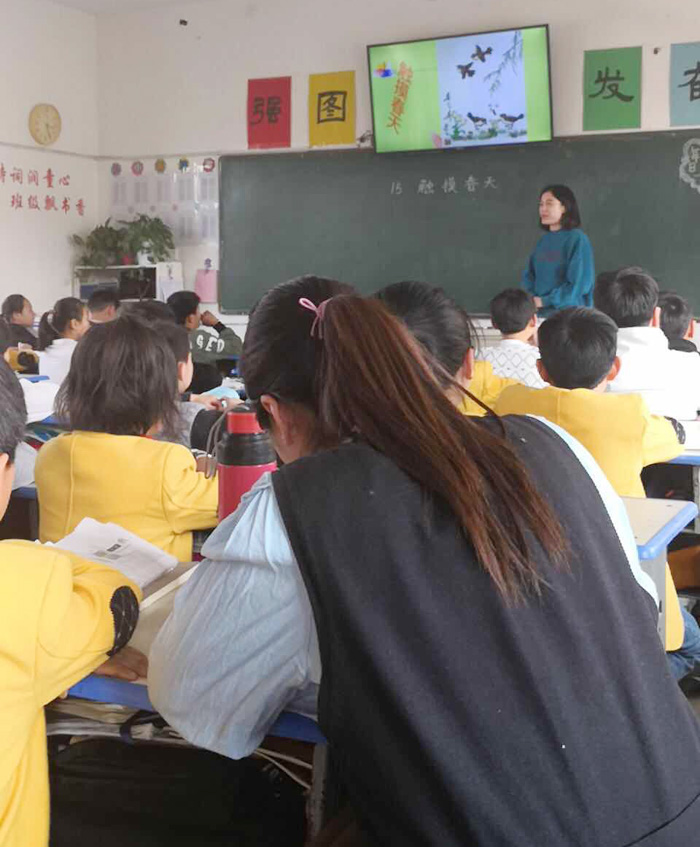 齐心协力共交流 听课评课促成长--------中年级语文组听评课剪影 齐心协力共交流 听课评课促成长--------中年级语文组听评课剪影