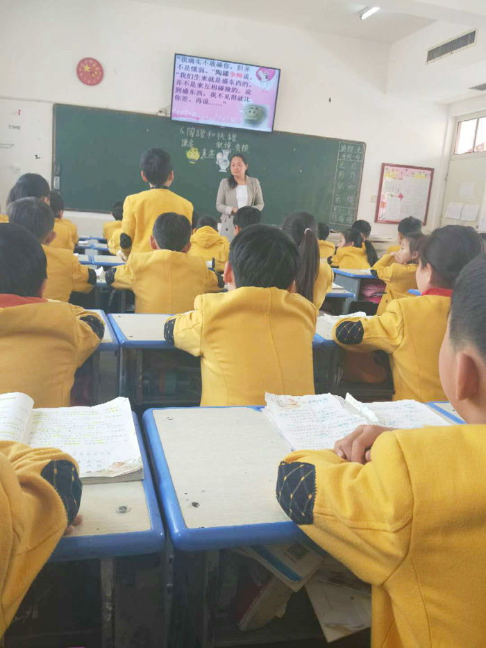 齐心协力共交流 听课评课促成长--------中年级语文组听评课剪影 齐心协力共交流 听课评课促成长--------中年级语文组听评课剪影