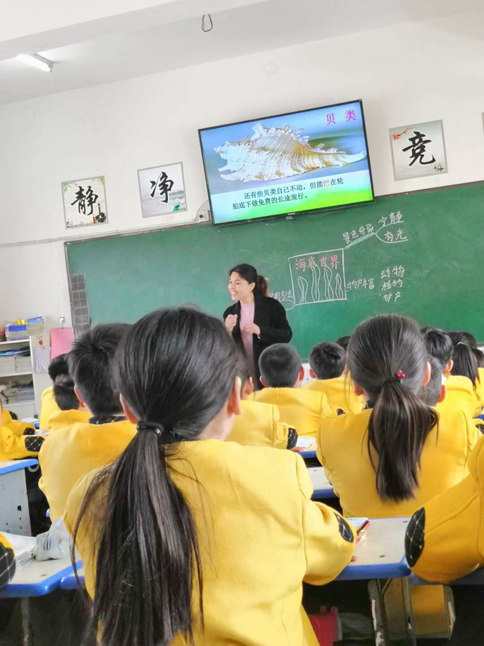 齐心协力共交流 听课评课促成长--------中年级语文组听评课剪影 齐心协力共交流 听课评课促成长--------中年级语文组听评课剪影