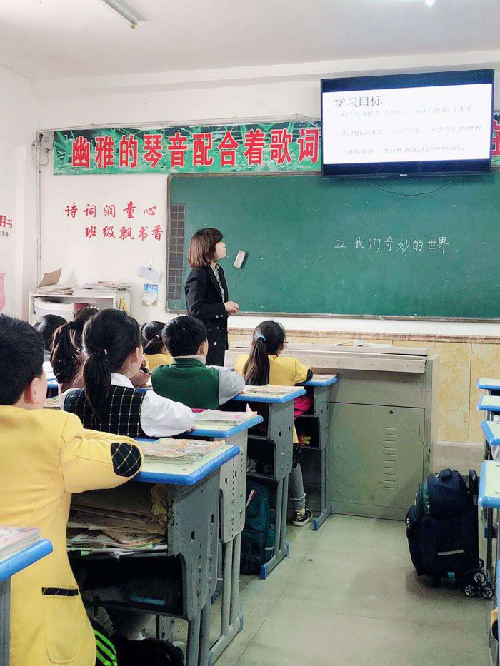 齐心协力共交流 听课评课促成长--------中年级语文组听评课剪影 齐心协力共交流 听课评课促成长--------中年级语文组听评课剪影