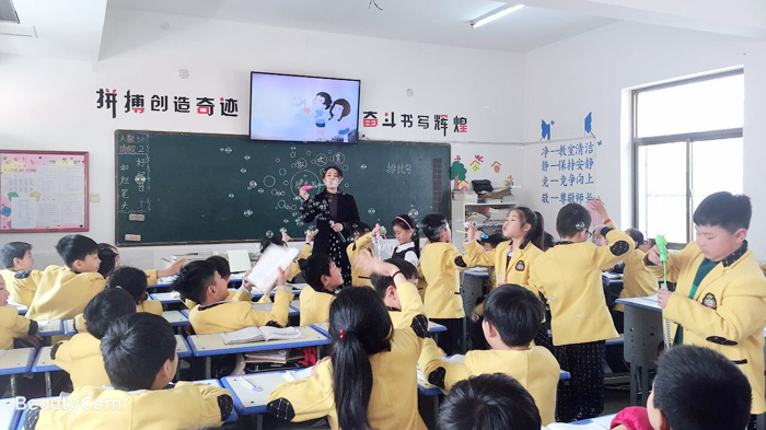 齐心协力共交流 听课评课促成长--------中年级语文组听评课剪影 齐心协力共交流 听课评课促成长--------中年级语文组听评课剪影