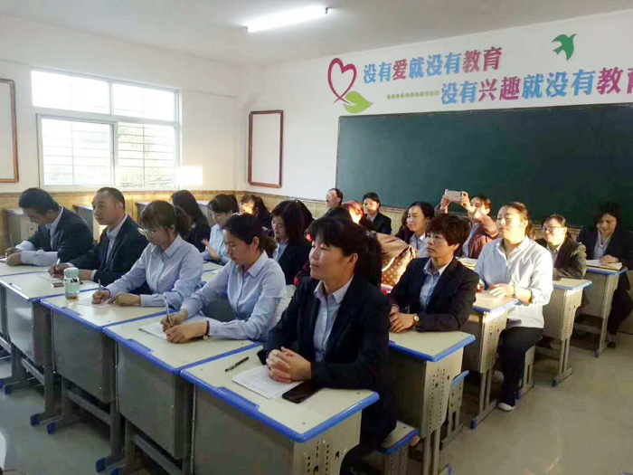 腹有诗书气自华--低年级读书交流会报道 腹有诗书气自华--低年级读书交流会报道