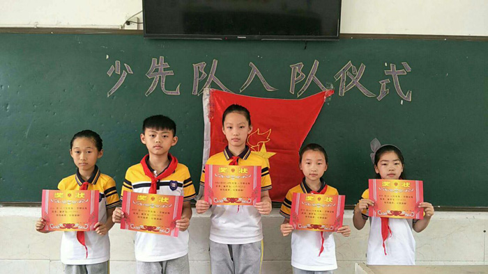 育才双语小学少先队入队仪式暨表彰大会 育才双语小学少先队入队仪式暨表彰大会