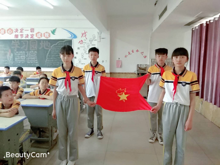 育才双语小学少先队入队仪式暨表彰大会 育才双语小学少先队入队仪式暨表彰大会