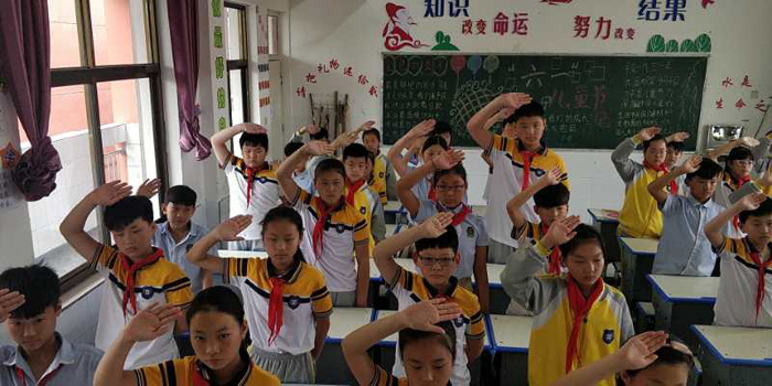 育才双语小学少先队入队仪式暨表彰大会 育才双语小学少先队入队仪式暨表彰大会