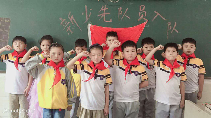 育才双语小学少先队入队仪式暨表彰大会 育才双语小学少先队入队仪式暨表彰大会