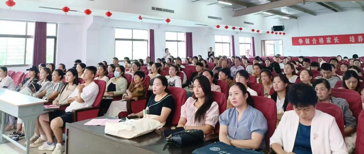 家校合力  共育未来——民权县育才小学家长学校开学典礼