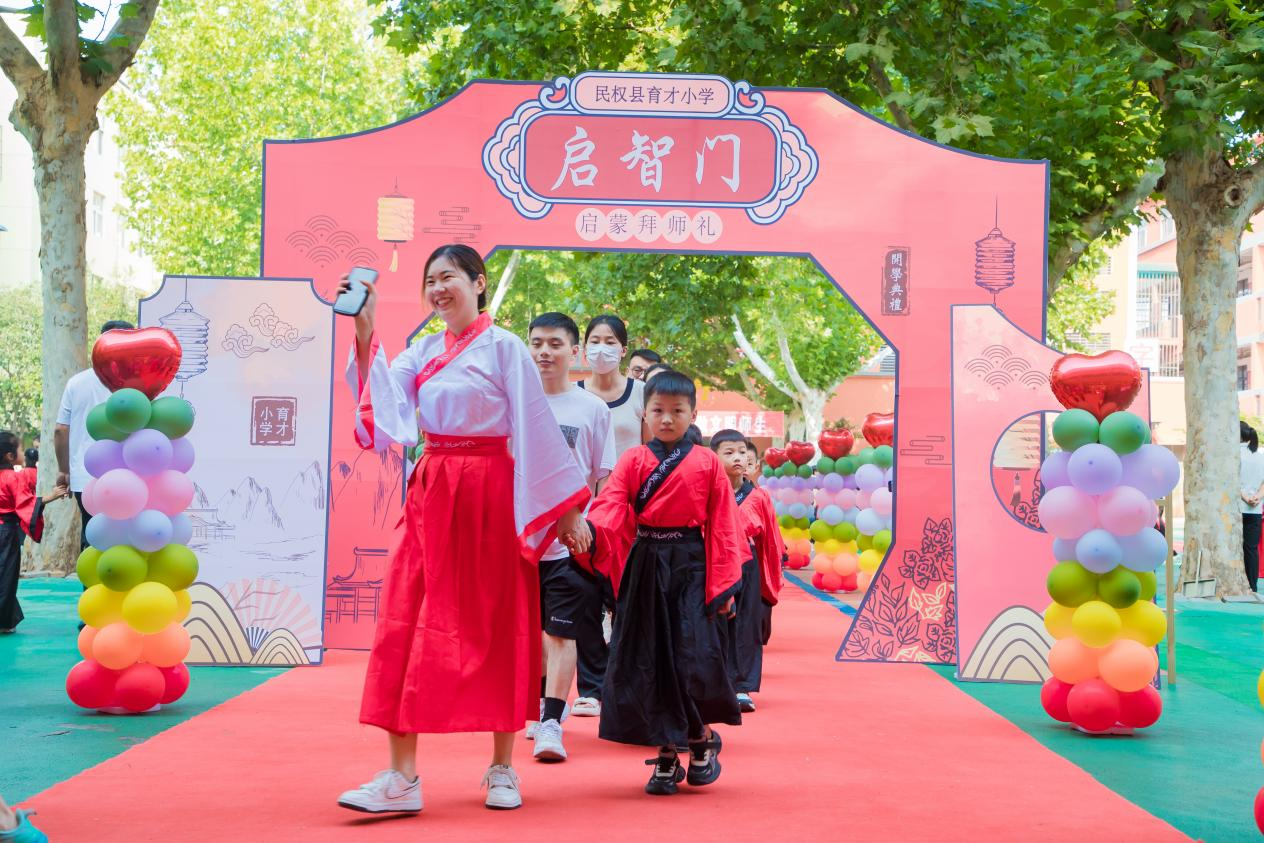 “开笔启礼，礼润人生”民权县育才小学一年级启蒙拜师礼