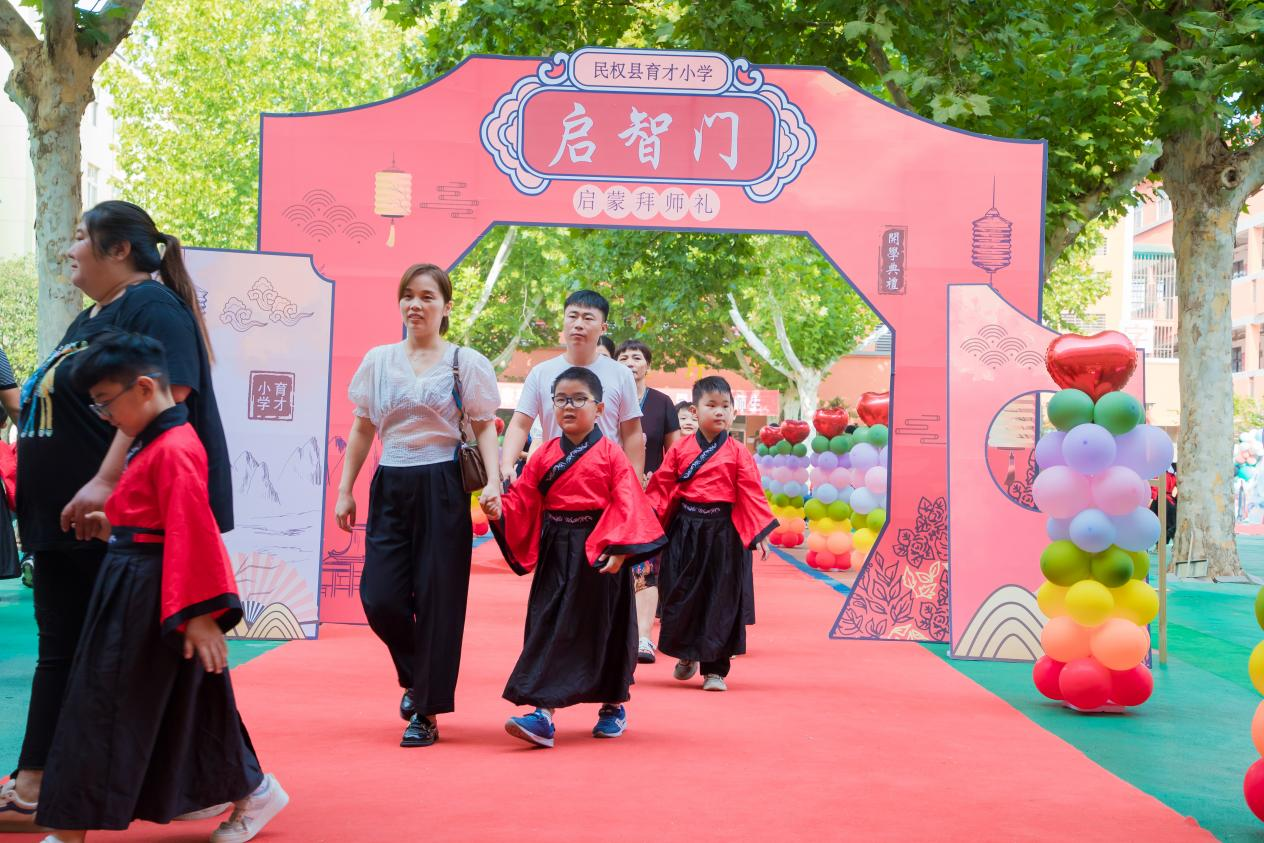 “开笔启礼，礼润人生”民权县育才小学一年级启蒙拜师礼