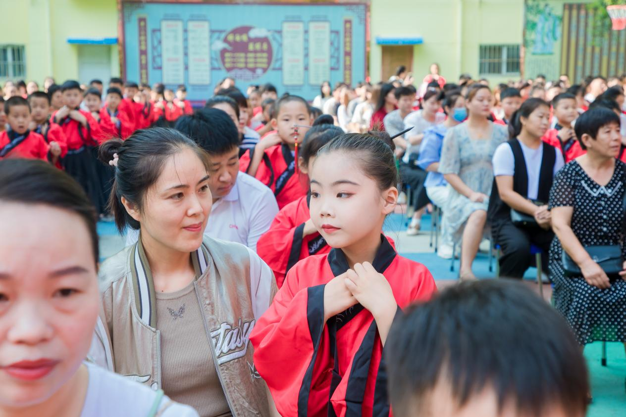“开笔启礼，礼润人生”民权县育才小学一年级启蒙拜师礼