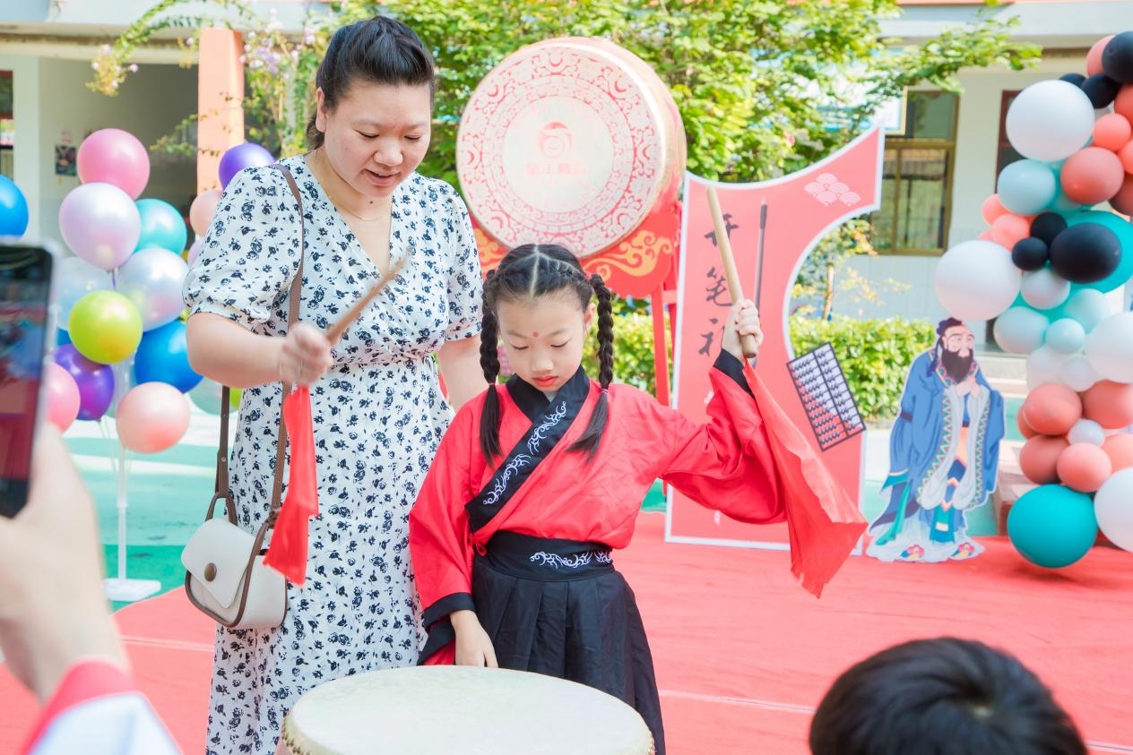 “开笔启礼，礼润人生”民权县育才小学一年级启蒙拜师礼