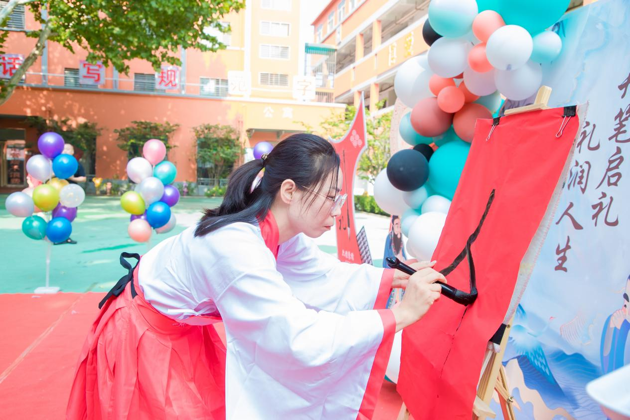 “开笔启礼，礼润人生”民权县育才小学一年级启蒙拜师礼