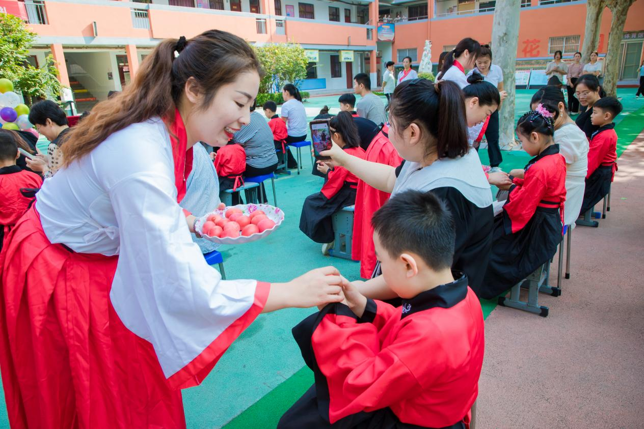 “开笔启礼，礼润人生”民权县育才小学一年级启蒙拜师礼