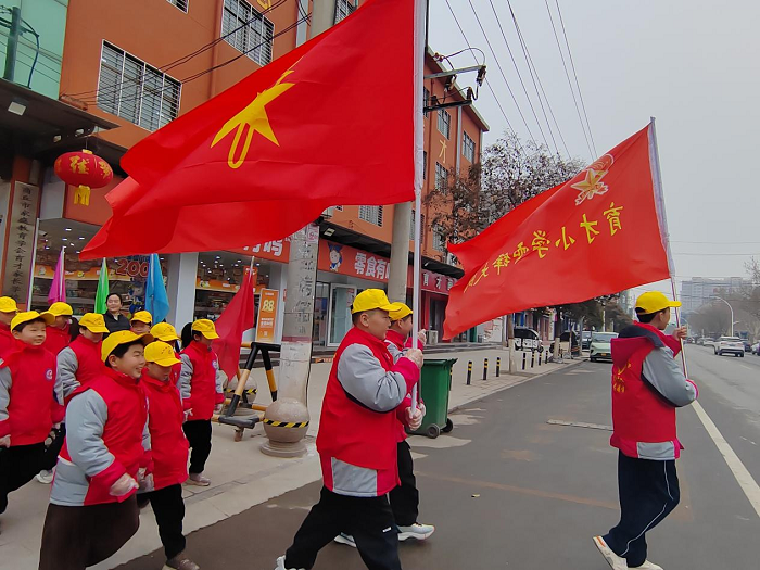 志愿学雷锋 环保我先行 ——民权县育才小学雷锋日纪实活动