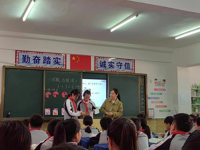乘教研之风   展数学之美 ---民权县育才小学数学组公开课活动