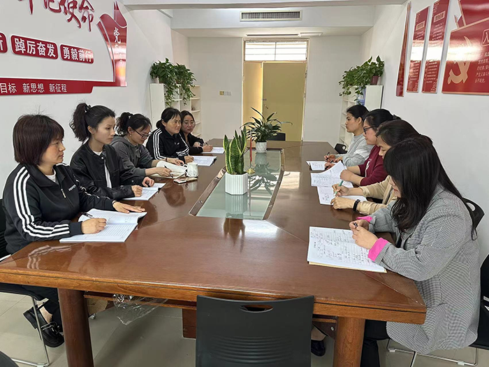 立足课堂  精彩绽放   ------民权县育才小学英语组听评课活动