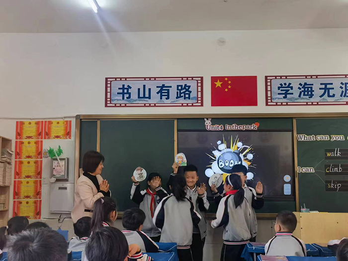 立足课堂  精彩绽放   ------民权县育才小学英语组听评课活动