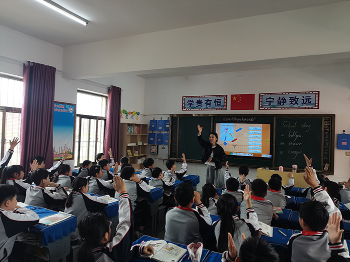 立足课堂  精彩绽放   ------民权县育才小学英语组听评课活动