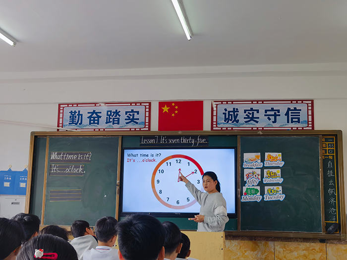 立足课堂  精彩绽放   ------民权县育才小学英语组听评课活动