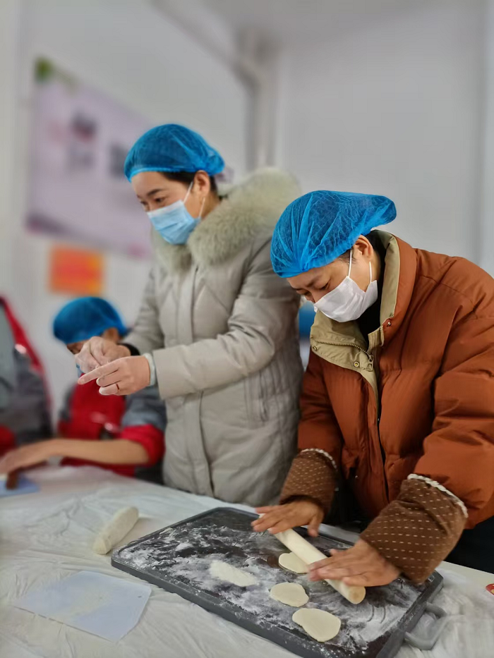 情暖冬至  饺香满园