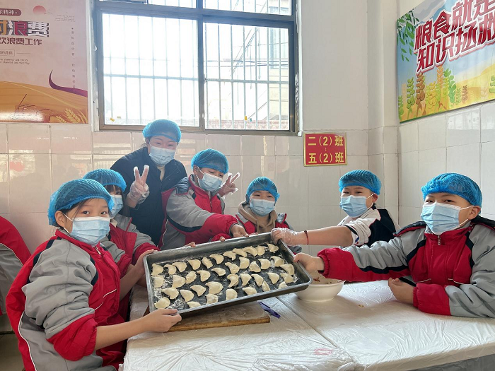 情暖冬至  饺香满园