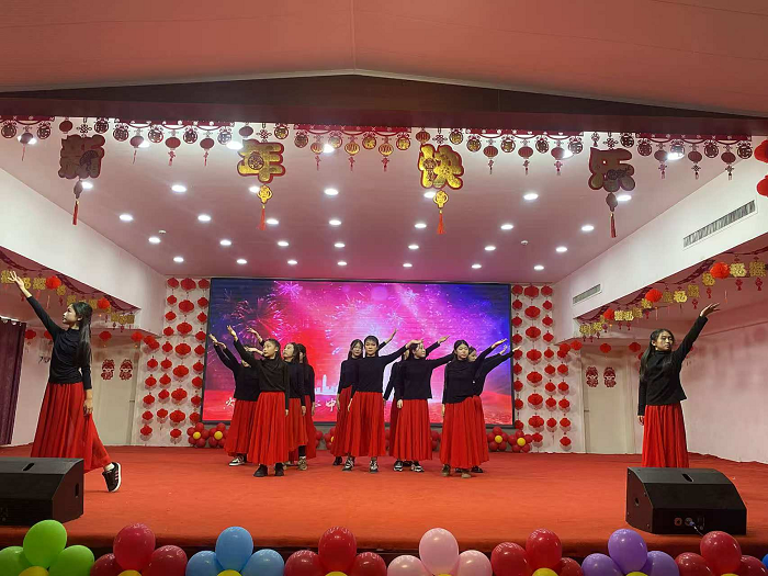 欢声笑语迎元旦  师生联欢启新年 ——民权县育才小学元旦联欢会
