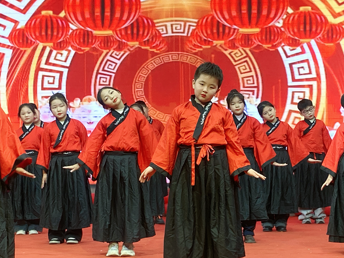 欢声笑语迎元旦  师生联欢启新年 ——民权县育才小学元旦联欢会