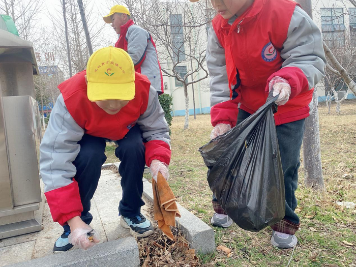 童心向雷锋 环保护家园 ——民权县育才小学雷锋日实践活动