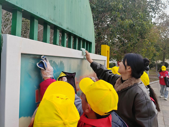 童心向雷锋 环保护家园 ——民权县育才小学雷锋日实践活动