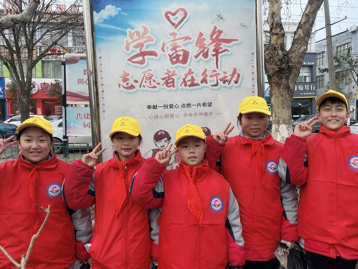 童心向雷锋 环保护家园 ——民权县育才小学雷锋日实践活动