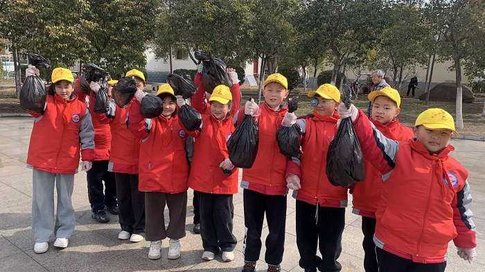童心向雷锋 环保护家园 ——民权县育才小学雷锋日实践活动